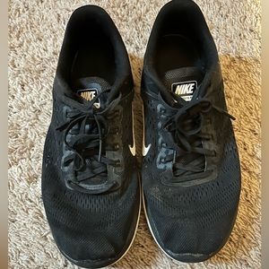 Black Nike tennis shoes